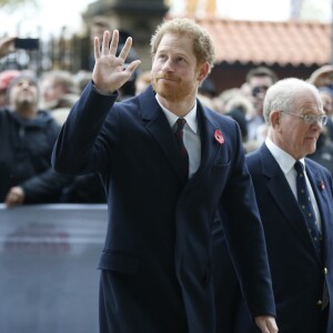 Le prince Harry dépose une gerbe commémorative avant d'assister au match de rugby d'automne entre l'Angleterre et l'Afrique du Sud au stade Twickenham à Londres, le 12 novembre 2016.