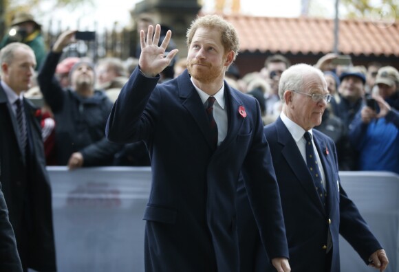 Le prince Harry dépose une gerbe commémorative avant d'assister au match de rugby d'automne entre l'Angleterre et l'Afrique du Sud au stade Twickenham à Londres, le 12 novembre 2016.