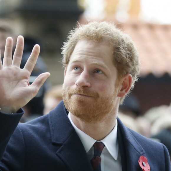 Le prince Harry dépose une gerbe commémorative avant d'assister au match de rugby d'automne entre l'Angleterre et l'Afrique du Sud au stade Twickenham à Londres, le 12 novembre 2016.