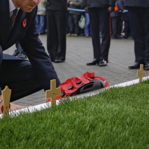 Le prince Harry dépose une gerbe commémorative avant d'assister au match de rugby d'automne entre l'Angleterre et l'Afrique du Sud au stade Twickenham à Londres, le 12 novembre 2016.