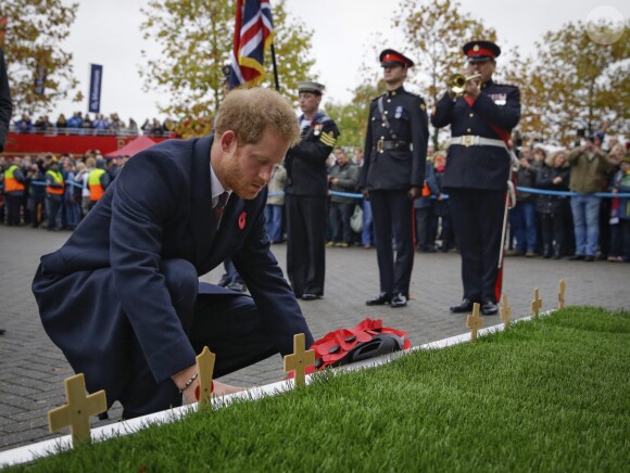 Le prince Harry dépose une gerbe commémorative avant d'assister au match de rugby d'automne entre l'Angleterre et l'Afrique du Sud au stade Twickenham à Londres, le 12 novembre 2016.