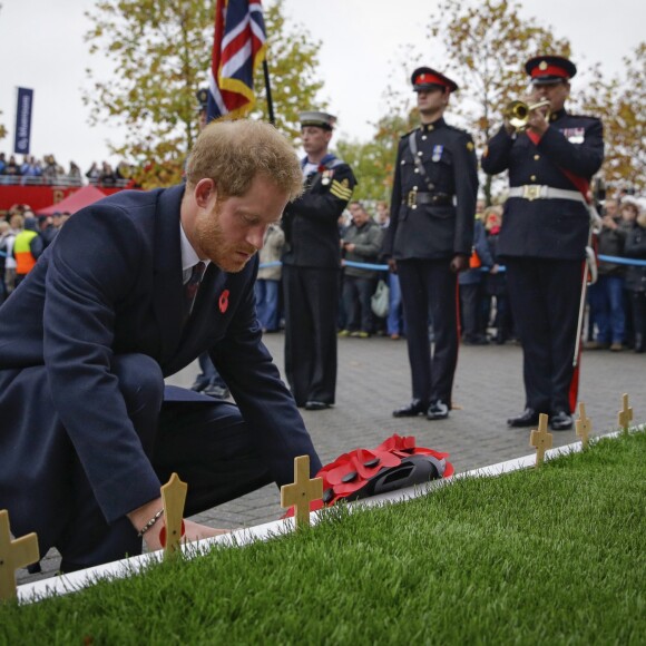 Le prince Harry dépose une gerbe commémorative avant d'assister au match de rugby d'automne entre l'Angleterre et l'Afrique du Sud au stade Twickenham à Londres, le 12 novembre 2016.