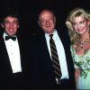 Donald Trump, sa femme Ivana Trump, le maire de New York Ed Koch lors du PAL Dinner au Plaza Hotel à New York le 1er mai 1987. © Sonia Moskowitz/Globe Photos via ZUMA Wire/Bestimage