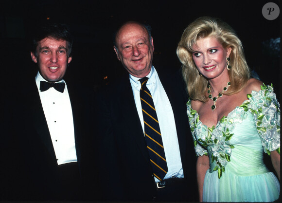 Donald Trump, sa femme Ivana Trump, le maire de New York Ed Koch lors du PAL Dinner au Plaza Hotel à New York le 1er mai 1987. © Sonia Moskowitz/Globe Photos via ZUMA Wire/Bestimage