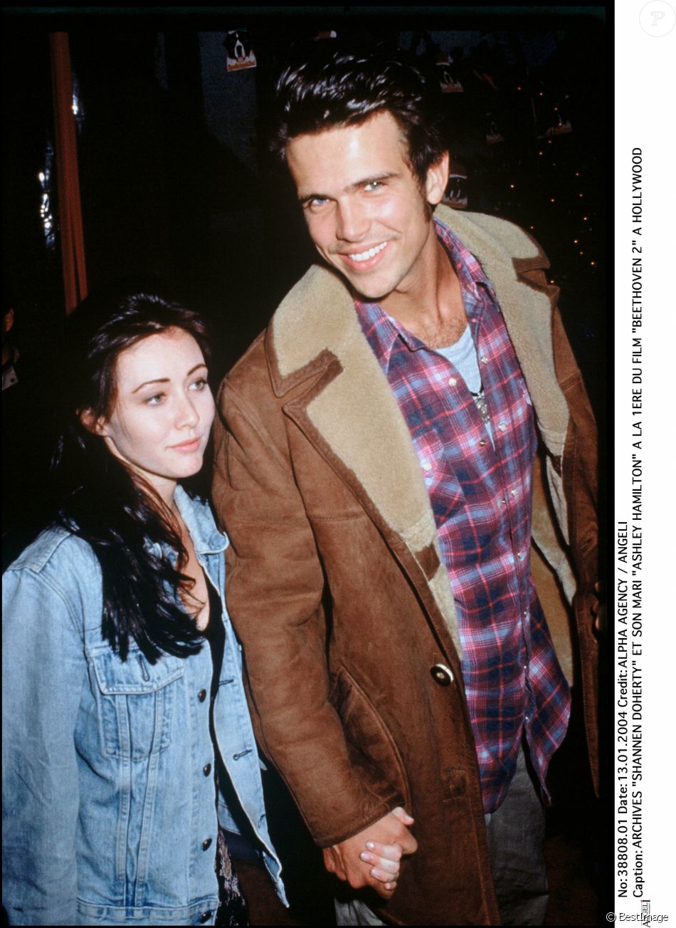Shannen Doherty et Ashley Hamilton à la première de Beethoven 2 à Hollywood en 1993 Purepeople