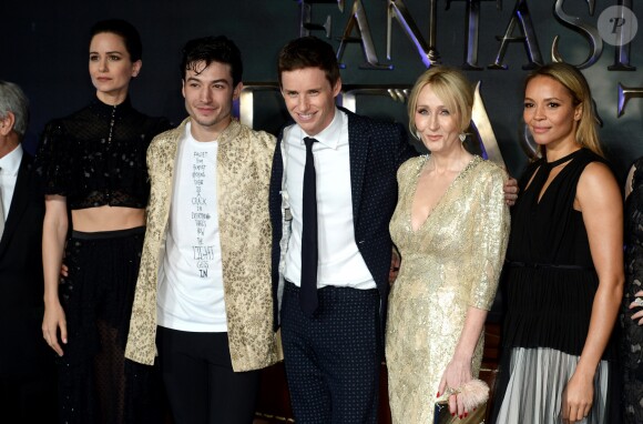 Katherine Waterston, Ezra Miller, Eddie Redmayne, J. K. Rowling et Carmen Ejogo à la première de 'Fantastic Beasts And Where To Find Them' à Londres, le 15 novembre 2016