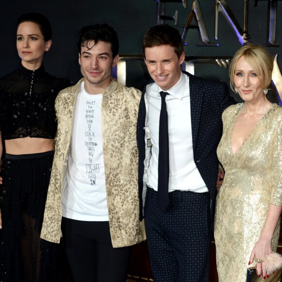 Katherine Waterston, Ezra Miller, Eddie Redmayne, J. K. Rowling et Carmen Ejogo à la première de 'Fantastic Beasts And Where To Find Them' à Londres, le 15 novembre 2016
