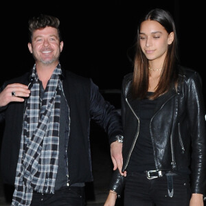 Robin Thicke et sa compagne April Love Geary se promènent dans les rues de Los Angeles, le 31 octobre 2016