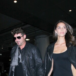 Robin Thicke et sa compagne April Love Geary arrivent à l'aéroport LAX de Los Angeles, Californie, Etats-Unis, le 27 septembre 2016.