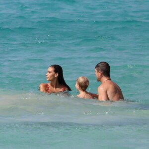 Robin Thicke , son fils Julian et sa nouvelle petite amie April Love Geary en vacances à Saint-Barthélémy le 10 mai 2015