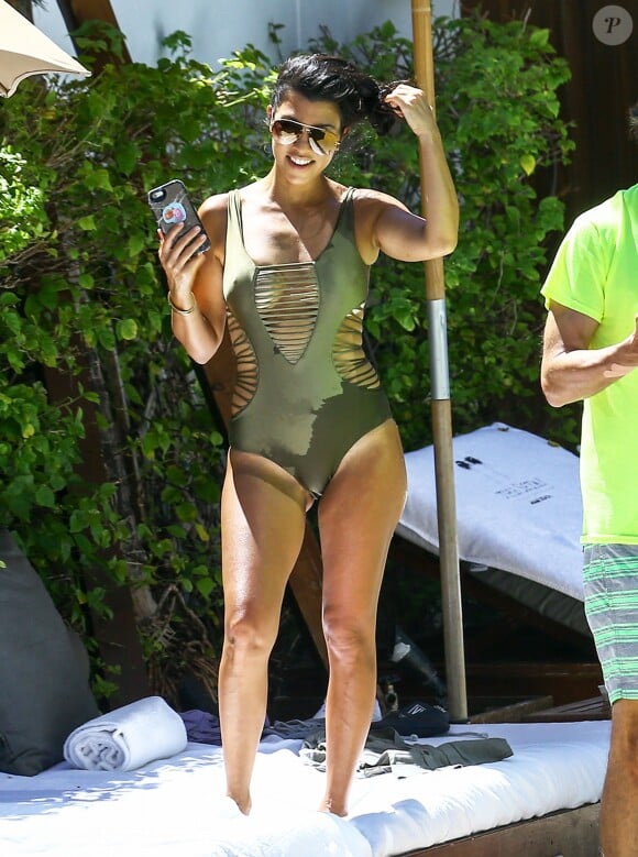 Kim Kardashian, son mari Kanye West, Scott Disick et Kourtney Kardashian avec leurs enfants Penelope et Mason, Jonathan Cheban passent la journée à la piscine à Miami, le 15 septembre 2016