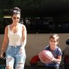 Kourtney Kardashian emmène son fils Mason à son cours de travaux pratiques à Calabasas, le 9 août 2016