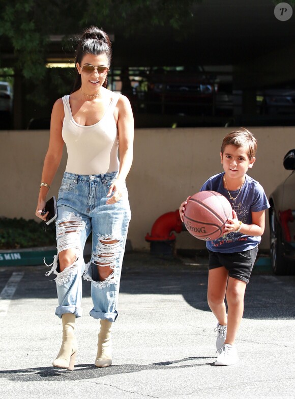 Kourtney Kardashian emmène son fils Mason à son cours de travaux pratiques à Calabasas, le 9 août 2016