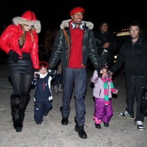 Mariah Carey, Moroccan Cannon, Nick Cannon, Monroe Cannon - Mariah Carey, son mari Nick Cannon et leurs jumeaux Moroccan et Monroe sortent se promener a Aspen, le 23 decembre 2013