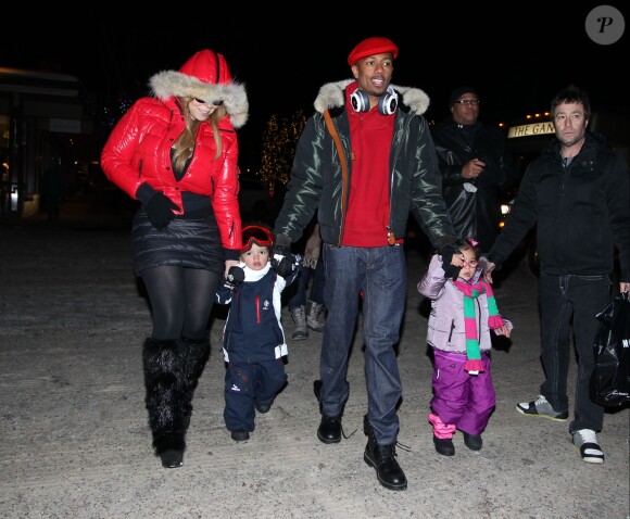 Mariah Carey, Moroccan Cannon, Nick Cannon, Monroe Cannon - Mariah Carey, son mari Nick Cannon et leurs jumeaux Moroccan et Monroe sortent se promener a Aspen, le 23 decembre 2013