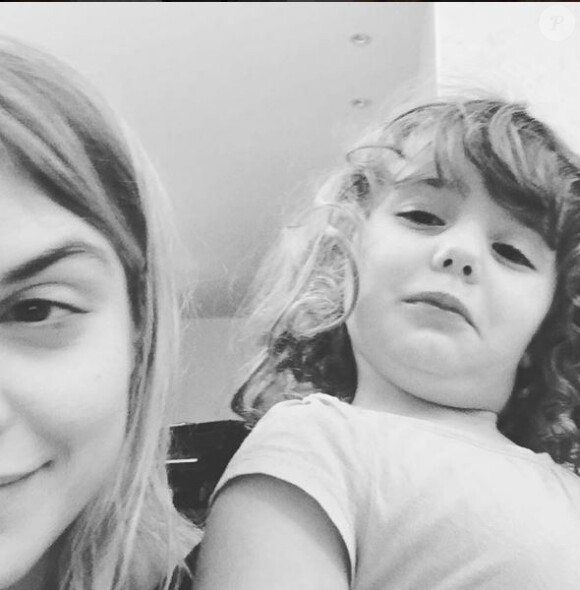 Coeur de Pirate pose avec sa fille Romy, sur Instagram. Octobre 2016