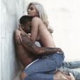 Kylie Jenner pose topless dans les bras de son petit-ami Tyga pour son 27e anniversaire - Photo publiée sur Instagram le 19 novembre 2016.