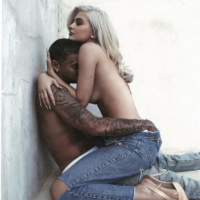 Kylie Jenner érotique : Topless dans les bras de Tyga pour son anniversaire