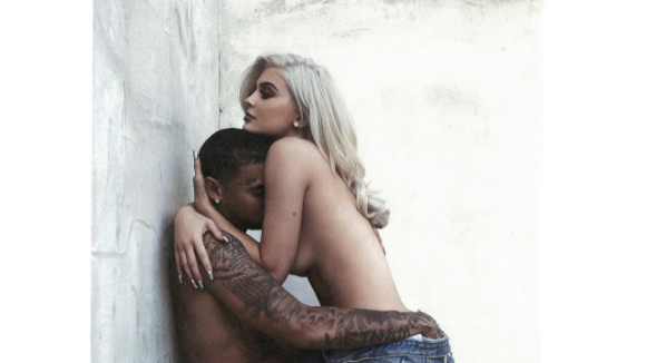 Kylie Jenner érotique : Topless dans les bras de Tyga pour son anniversaire