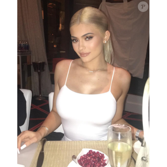 Kylie Jenner en robe moulante pour le 27e anniversaire de son petit-ami Tyga - Photo publiée sur Instagram le 19 novembre 2016.