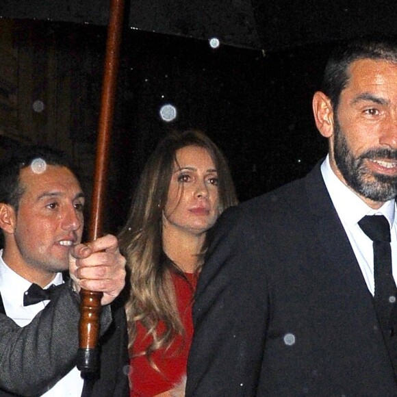 Robert Pirès quitte le Global Gift Gala organisé à Londres le 19 novembre 2016.