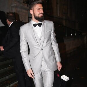 Olivier Giroud arrive au Global Gift Gala organisé à Londres le 19 novembre 2016.