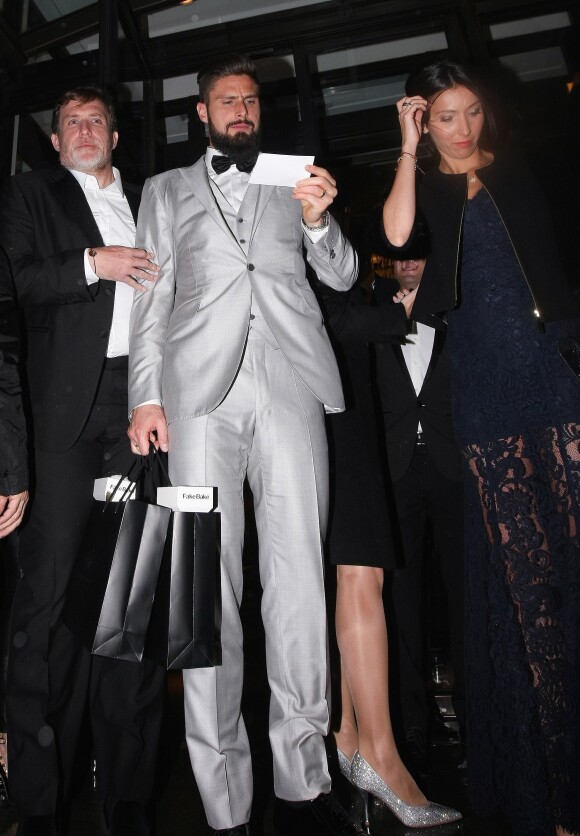 Olivier Giroud et sa femme Jennifer arrivent au Global Gift Gala organisé à Londres le 19 novembre 2016.