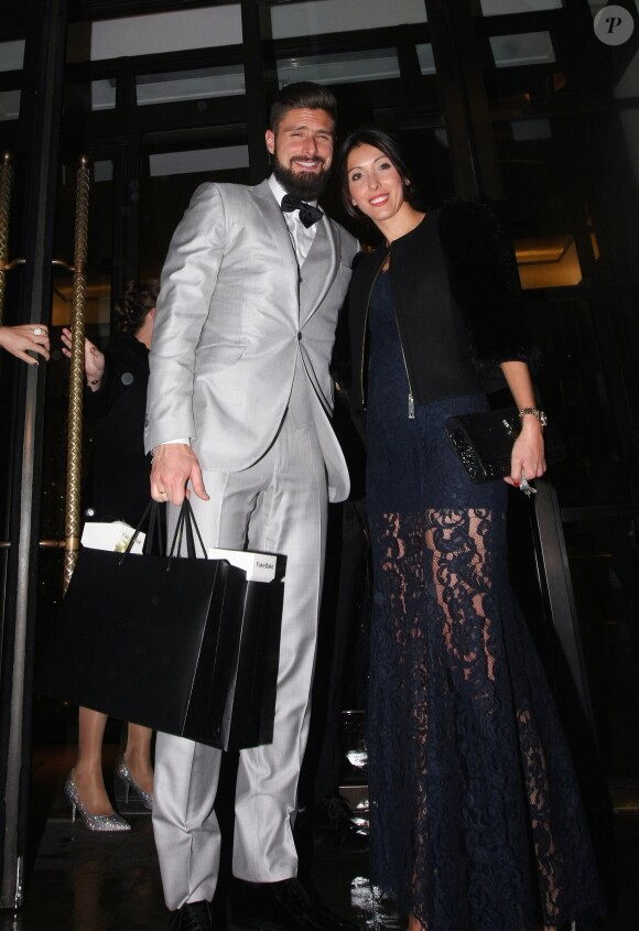 Olivier Giroud et sa femme Jennifer arrivent au Global Gift Gala organisé à Londres le 19 novembre 2016.