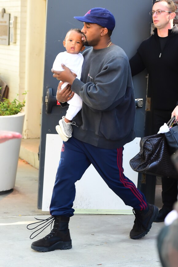 Kanye West et son fils Saint West à New York, le 3 octobre 2016.