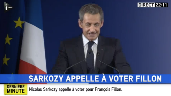 Nicolas Sarkozy s'adresse aux Français, à Carla et à ses enfants depuis son QG de campagne à Paris après sa défaite au premier tour de la primaire de la droite et du centre, le 20 novembre 2016.