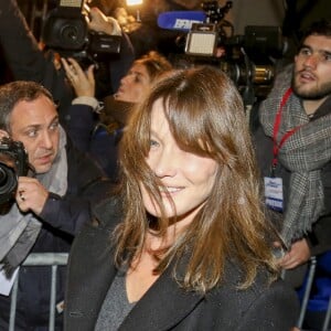 Carla Bruni-Sarkozy - Nicolas Sarkozy, arrivé en troisième position au premier tour de la primaire de la droite et du centre, quitte son QG de campagne après avoir prononcé un discours, avec sa femme Carla Bruni-Sarkozy à Paris, France, le 20 novembre 2016. © Agence/Bestimage