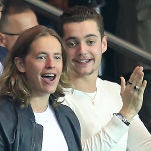 Pierre et Louis Sarkozy, Matt Pokora au match de Ligue des champions PSG contre Arsenal au Parc des Princes à Paris le 13 septembre 2016. © Cyril Moreau/Bestimage