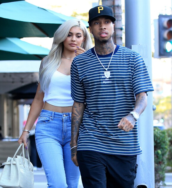 Kylie Jenner et son petit ami le rappeur Tyga se balade en amoureux dans les rues de Beverly Hills, le 8 novembre 2016  Reality star Kylie Jenner was out with rapper Tyga in Beverly Hills, California on November 8, 2016. The two stopped for some lunch at La Scala08/11/2016 - Beverly Hills