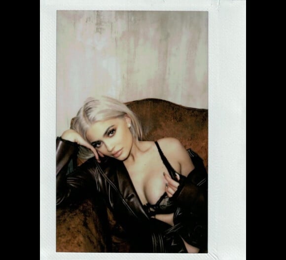 Kylie Jenner faisant la promotion de sa marque de cosmétiques sur Instagram le 21 novembre 2016