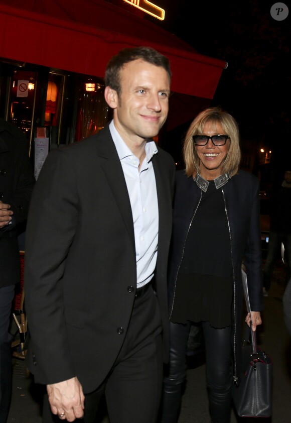 L'ancien ministre de l'économie et responsable du mouvement "En Marche", Emmanuel Macron et sa femme Brigitte Macron sortent du restaurant La Rotonde, après avoir dîner à Paris, France, le 16 novembre 2016.