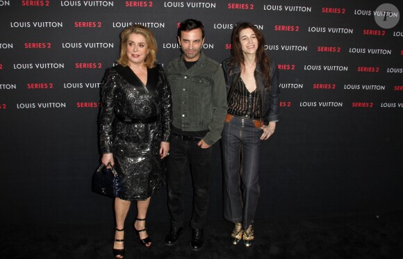 Catherine Deneuve, Nicolas Ghesquière, Charlotte Gainsbourg à l'inauguration de l'exposition "LOUIS VUITTON Series 2 - Past, Present, Future" à Hollywood, le 5 février 2015.