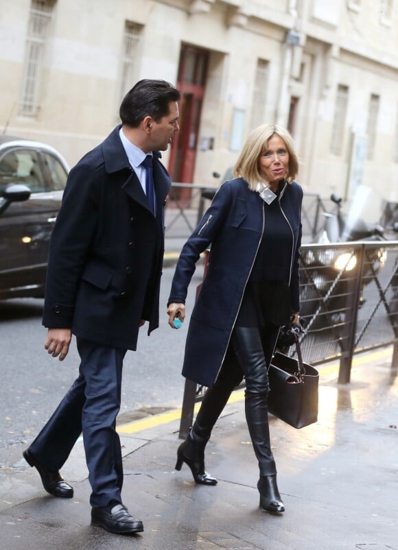 - Brigitte Macron (Trogneux) rentre à son domicile à 16h00 après avoir été dans les nouveaux locaux du QG de campagne de son mari Emmanuel Macron à Paris. Ensuite, elle se rendra dans les locaux de France Télévision (France 2) le 16 novembre 2016