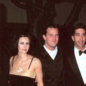 Jennifer Aniston, Matt Le Blanc, Courteney Cox, Matthew Perry, David Schwimmer et Lisa Kudrow sur le tapis rouge des Golden Globes Awards à Los Angeles le 17 janvier 1998