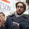Thomas Hollande manifeste aux côtés des salariés du groupe pharmaceutique japonais Daiichi-Sankyo devant le ministère de la Santé à Paris, le 24 novembre 2016. Le fils du président de la République, avocat de profession, est chargé de défendre des visiteuses médicales qui font partie des 284 sur le point d'être licenciées sur les 303 employés. © Stéphane Lemouton/Bestimage