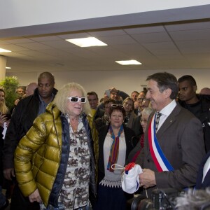 Michel Polnareff et Patrick Rossilli (Maire de Fontenay-Trésigny) - Inauguration du centre culturel Michel Polnareff à Fontenay-Trésigny le 25 novembre 2016