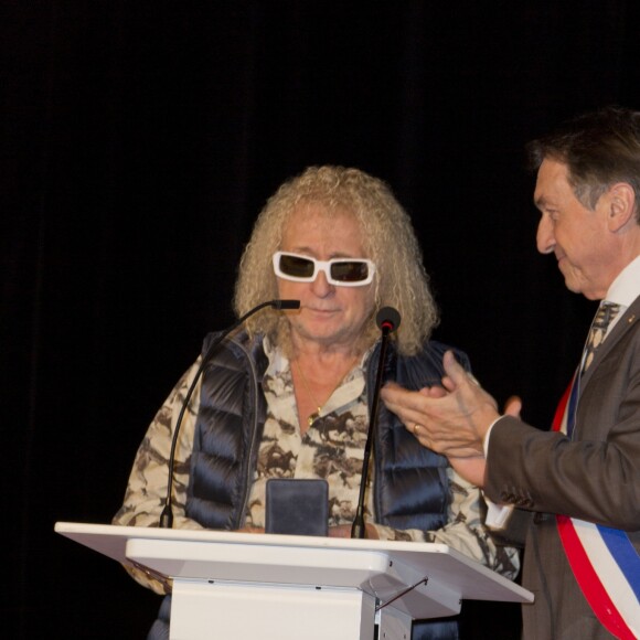 Michel Polnareff et Patrick Rossilli (Maire de Fontenay-Trésigny) - Inauguration du centre culturel Michel Polnareff à Fontenay-Trésigny le 25 novembre 2016