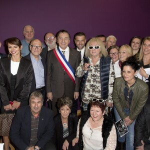 Michel Polnareff, Patrick Rossilli (Maire de Fontenay-Trésigny) et le Conseil Municipal - Inauguration du centre culturel Michel Polnareff à Fontenay-Trésigny le 25 novembre 2016