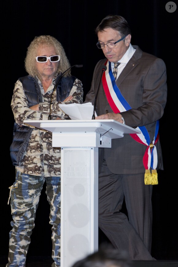Michel Polnareff et Patrick Rossilli (Maire de Fontenay-Trésigny) - Inauguration du centre culturel Michel Polnareff à Fontenay-Trésigny le 25 novembre 2016