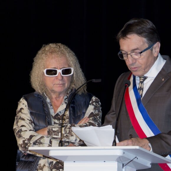 Michel Polnareff et Patrick Rossilli (Maire de Fontenay-Trésigny) - Inauguration du centre culturel Michel Polnareff à Fontenay-Trésigny le 25 novembre 2016