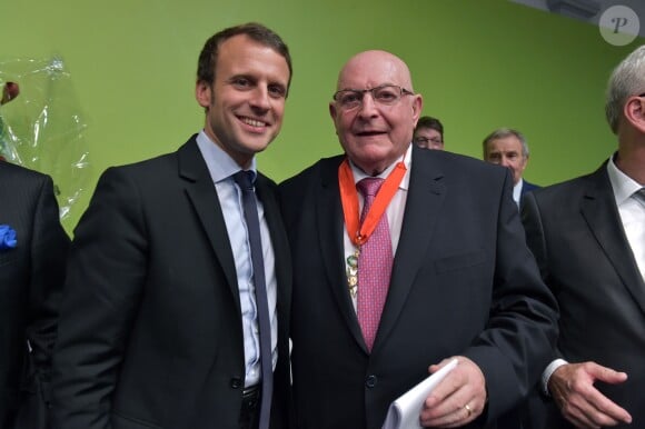 Jacky Lebrun et Emmanuel Macron - Emmanuel Macron remet les insignes de Commandeur dans l'Ordre de la Légion d'honneur à Jacky Lebrun président de la CCI Picardie lors d'une cérémonie au Carré de la République à Amiens le 25 novembre 2016. © Gian Gorassini / Bestimage