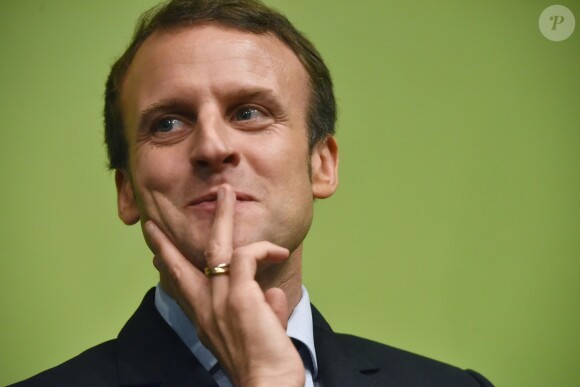 Emmanuel Macron - Emmanuel Macron remet les insignes de Commandeur dans l'Ordre de la Légion d'honneur à Jacky Lebrun président de la CCI Picardie lors d'une cérémonie au Carré de la République à Amiens le 25 novembre 2016. © Gian Gorassini / Bestimage