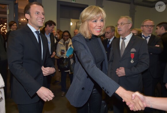 Emmanuel Macron et sa femme Brigitte Macron (Trogneux) - Emmanuel Macron remet les insignes de Commandeur dans l'Ordre de la Légion d'honneur à Jacky Lebrun président de la CCI Picardie lors d'une cérémonie au Carré de la République à Amiens le 25 novembre 2016. © Gian Gorassini / Bestimage