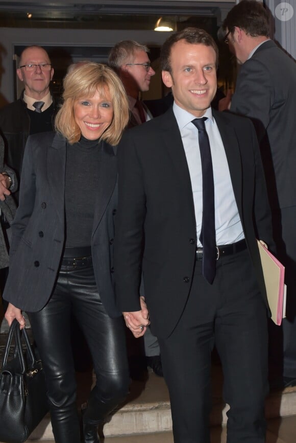 Emmanuel Macron et sa femme Brigitte Macron (Trogneux) - Emmanuel Macron remet les insignes de Commandeur dans l'Ordre de la Légion d'honneur à Jacky Lebrun président de la CCI Picardie lors d'une cérémonie au Carré de la République à Amiens le 25 novembre 2016. © Gian Gorassini / Bestimage