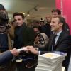 Emmanuel Macron en séance de dédicaces de son livre "Révolution" à la librairie Martelle à Amiens le 25 novembre 2016. © Gian Gorassini / Bestimage