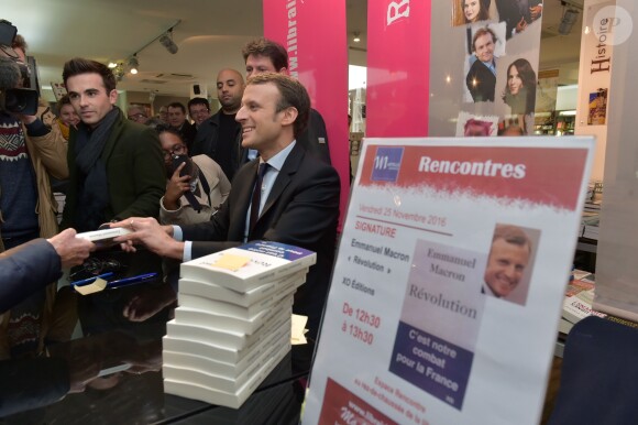 Emmanuel Macron en séance de dédicaces de son livre "Révolution" à la librairie Martelle à Amiens le 25 novembre 2016. © Gian Gorassini / Bestimage